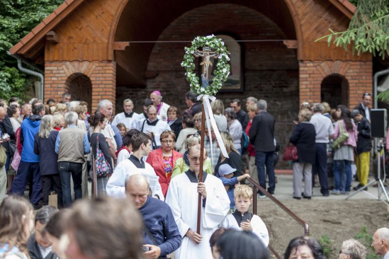 Věřící u lázeňské kaple při vysvěcení v roce 2015