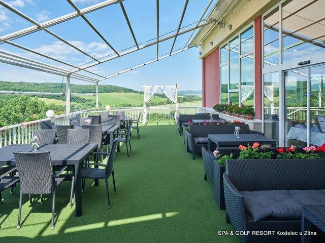 Restaurace a letní terasa v Resortu Kostelec