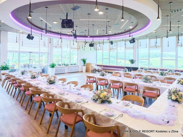 Restaurace Panorama — slavnostní tabule s výhledem do krajiny